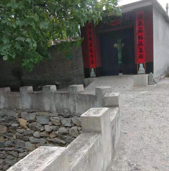 石桥连接着赵家的大门，桥修好后，村里将赵家院子旁边的胡同定名为“石桥胡同”。