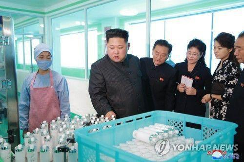  △金正恩和夫人李雪主视察平壤化妆品厂
