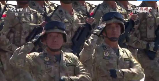  △赵冀鲁（右）