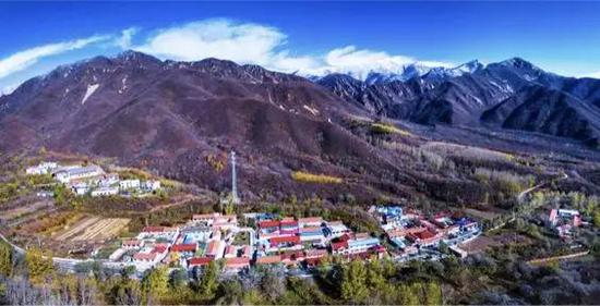 ▲背靠海坨山的延庆区张山营镇（2022年北京冬奥会冬残奥会延庆赛区核心区）