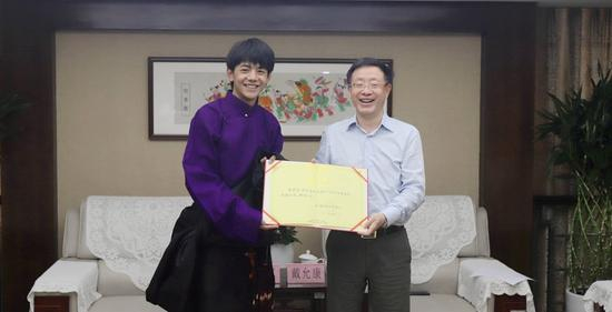  丁真正式受聘为四川文旅宣传推广大使。&nbsp; 本文图片 四川在线&nbsp;
