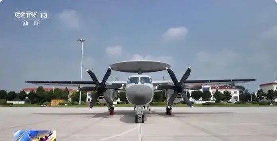 空警-600舰载预警机。（央视新闻截图）