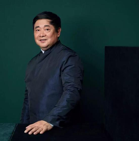 单霁翔，清华大学建筑学院城市规划专业研究生，工学博士、博士生导师。高级建筑师、注册城市规划师。曾任国家文物局局长、党组书记，现任故宫博物院院长。