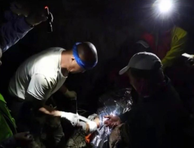  陈文明为遇险者包扎。受访者供图