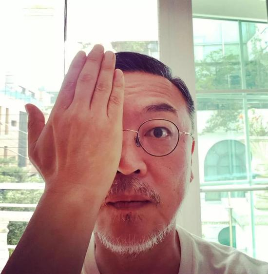 暴徒制造所谓警方打瞎“暴眼女”事件后，金义圣在社交媒体上传辱警手势照片。