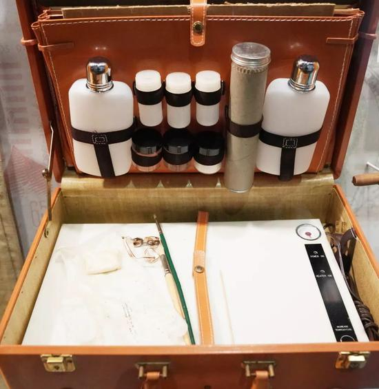  在位于美国华盛顿的国际间谍博物馆，一套可以秘密拆开并还原信件的工具。新华社记者刘杰摄