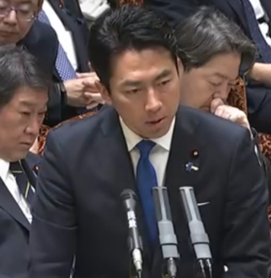 日本防卫大臣小泉进次郎16日在日本国会发言。图为日媒发布的视频截图