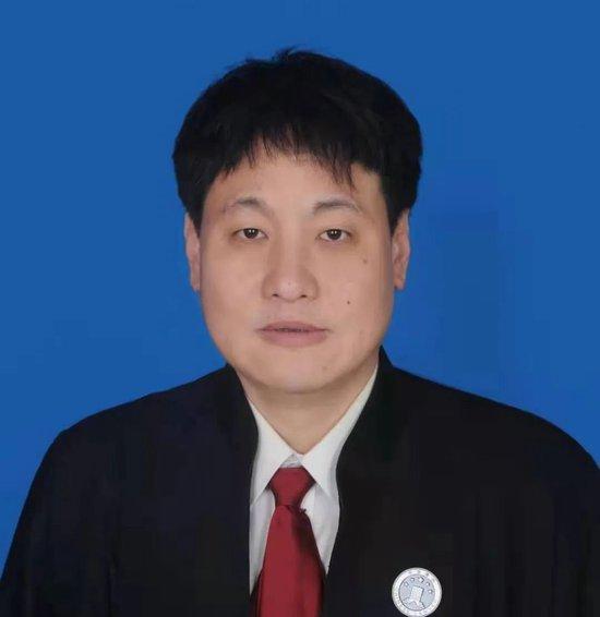  大学毕业后冯波自学法律，成为又名讼师