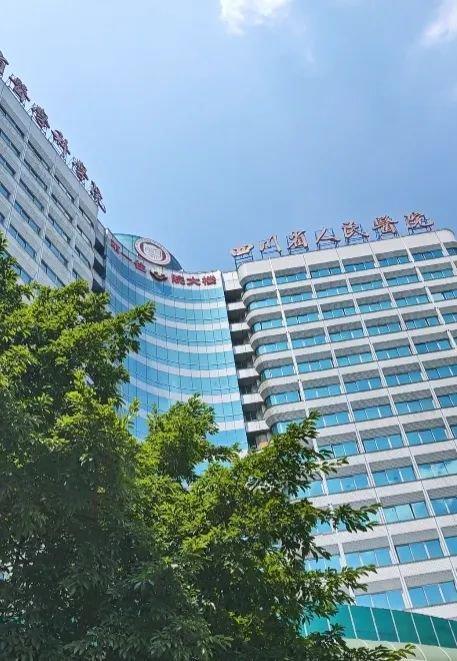 四川省人民医院住院大楼。