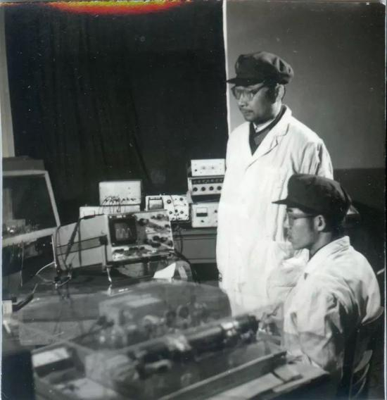 △高伯龙教授在指导科研人员调试激光器