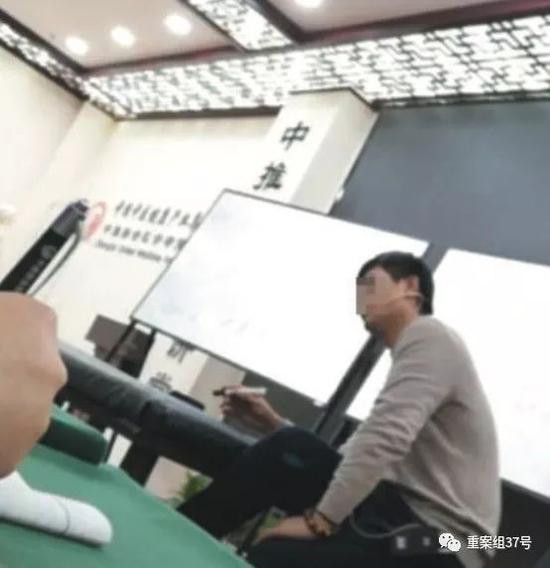 ▲2019年12月19日，课堂上讲师正为学员们上课，传授各种病症的对应推拿手法。实习生 孙朝 摄