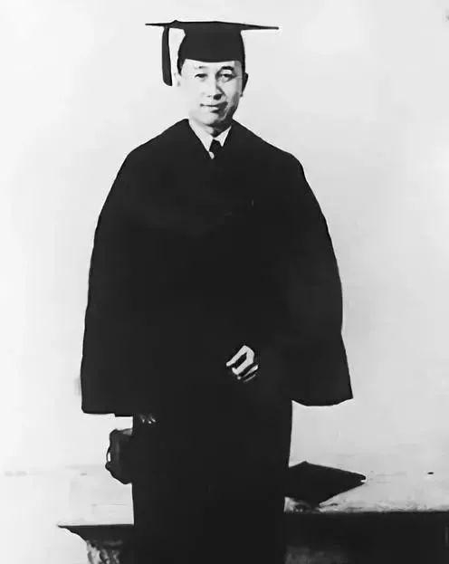  △身着学士服的钱学森。