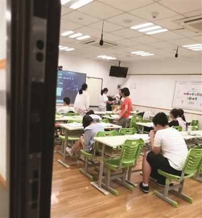 某培训班的下课休息时间。