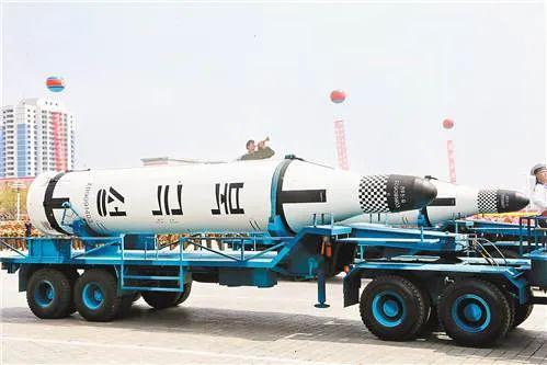 ·阅兵式上的“北极星—2”型潜射中程弹道导弹