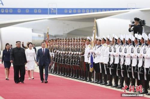 　　9月18日，韩国总统文在寅抵达朝鲜平壤，朝鲜最高领导人金正恩携夫人李雪主到机场迎接。图为文在寅与金正恩检阅朝鲜仪仗队。 平壤联合采访团供图