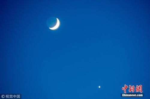 资料图：行星合月。行星和月亮正好运行到同一经度上，两者距离达到最近，这一天象叫行星合月。一年中，行星合月的现象会发生几十次。