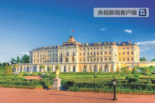 　　△康斯坦丁宫，始建于1720年，彼得大帝亲自出席奠基仪式，决心把这里建成“俄罗斯的凡尔赛宫”。建成后，柴可夫斯基、陀思妥耶夫斯基曾经到此做客。（资料图）