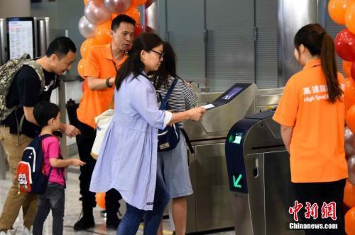 资料图：2018年9月23日清晨，高铁香港段正式通车。 中新社记者 麦尚旻 摄