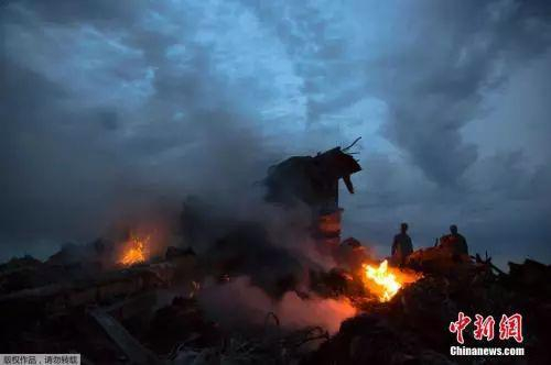 资料图：当地时间2014年7月17日，马来西亚一架载有298人的777客机在乌克兰靠近俄罗斯边界坠毁。图为马航波音777客机在乌克兰顿涅茨克地区坠毁的现场。