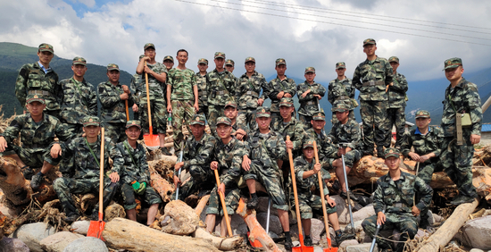 鲜祥辉和队员们在救灾现场休息。受访者供图