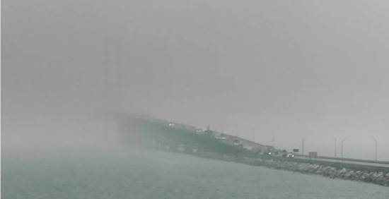 27日，横跨密歇根州的麦基诺大桥被烟雾覆盖。图源：麦基诺大桥管理局