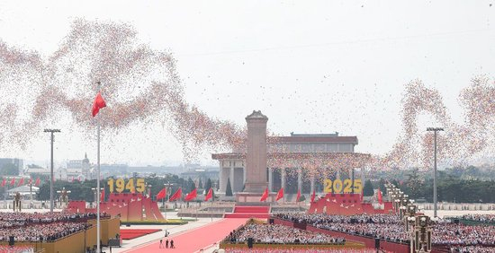 2025年9月3日，纪念中国人民抗日战争暨世界反法西斯战争胜利80周年大会在北京隆重举行。这是纪念大会现场放飞和平鸽和气球。新华社记者 姚大伟 摄
