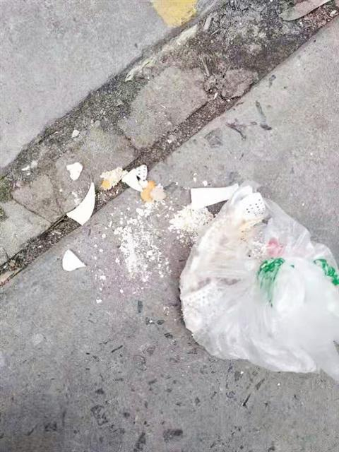 △垃圾袋里装有带着麦片的陶瓷碎片。