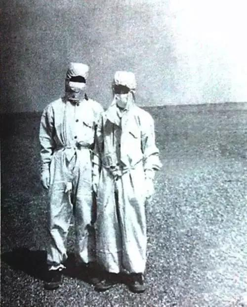 1979年邓稼先（左）在新疆核试验基地的戈壁滩上