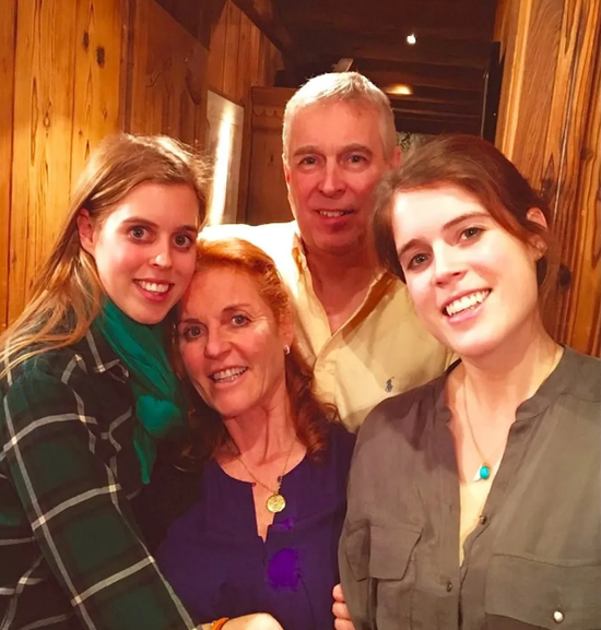 　·碧翠丝（左一）、母亲莎拉（左二）、父亲安德鲁王子（右二）和妹妹尤妮金。