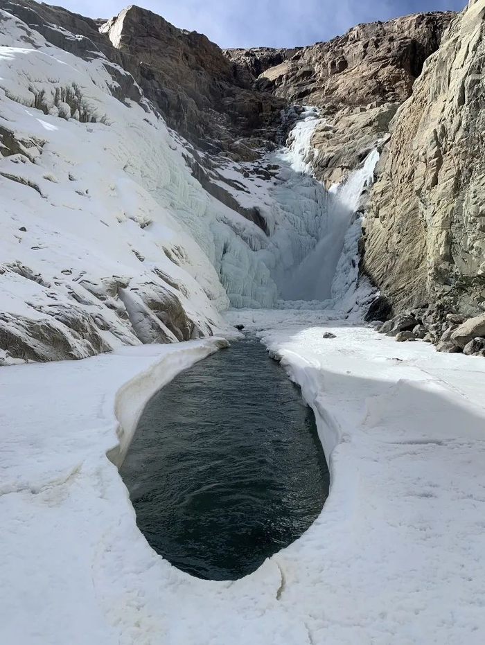 王相军落水处，顺水势而下的是有着近20米落差的瀑布，瀑布底端形成冰面。受访者供图