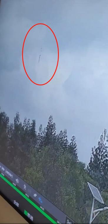 失事现场附近监控摄像头拍摄到的飞机坠毁最后时刻的画面