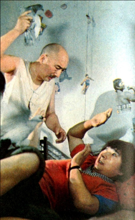 ·《夕照街》中爱养鸽子的“二子”，那时的陈佩斯还有头发。