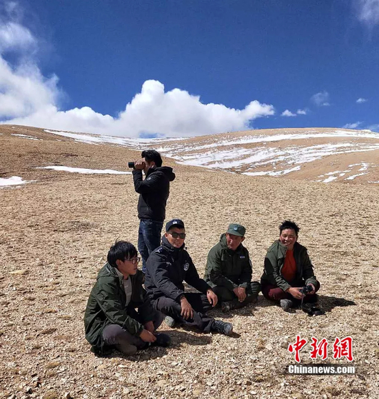 改则县林草局工作人员在羌塘保护区的巡逻途中席地而坐休息 改则县林草局供图