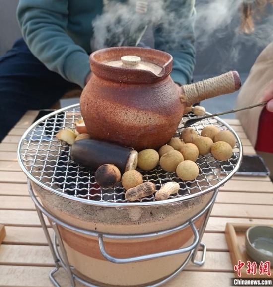 围炉煮茶。刘越 摄