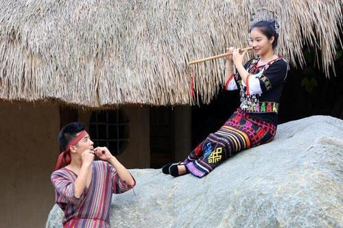 图：“三月三”节以歌为媒的青年男女。