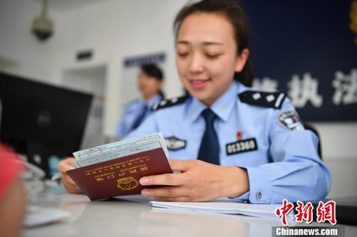 资料图：工作人员受理户籍业务。中新社记者 刘冉阳 摄