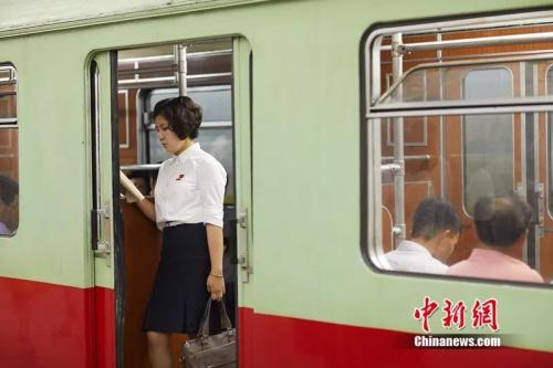 朝鲜姑娘站在地铁上。《中国新闻周刊》记者 甄宏戈 摄