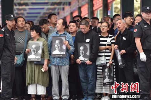 现场群众送别老艺术家。中新网记者 翟璐 摄