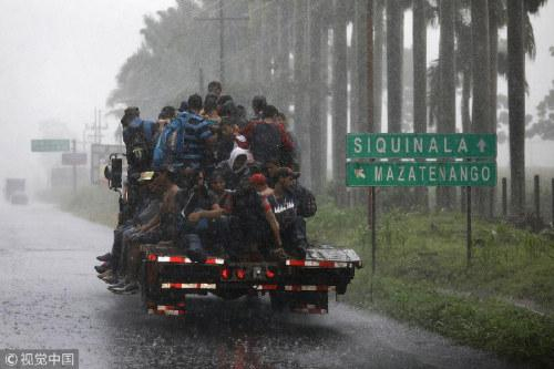  正在前往美国的中美洲难民。图片来源：视觉中国