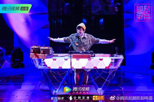 朴冉表演《植物大战僵尸2.0》。来源：《即刻电音》官微