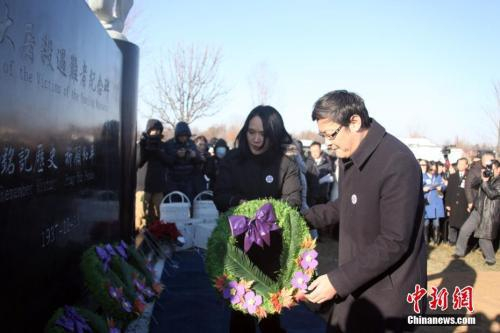 当地时间12月9日，由当地华侨华人筹资修建的南京大屠杀遇难者纪念碑在加拿大多伦多揭幕。中新社记者 余瑞冬 摄