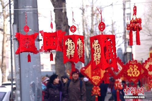 资料图：农历小年将至，地处青藏高原的西宁街头年味儿十足。中新社记者 马铭言 摄