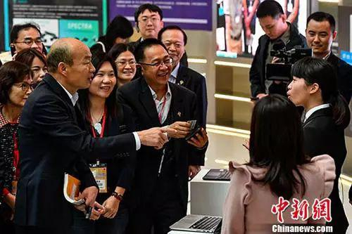 资料图：韩国瑜与在深圳前海深港青年梦工厂工作的台湾年轻人交流。中新社记者 陈骥旻 摄