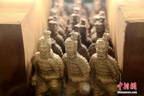 资料图：2019年2月20日，陕西西安一家酒店大堂展销柜内摆放着的“兵马俑巧克力”。这种兵马俑造型的巧克力每个高约15公分，售价68元人民币。中新社记者 张远 摄