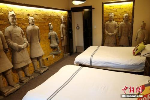 资料图：民宿卧室内的“兵马俑”装饰。近日，西安一家主打“兵马俑”元素的民宿走红，让不少旅客感叹如同居住在“秦始皇陵”。中新社记者 张远 摄