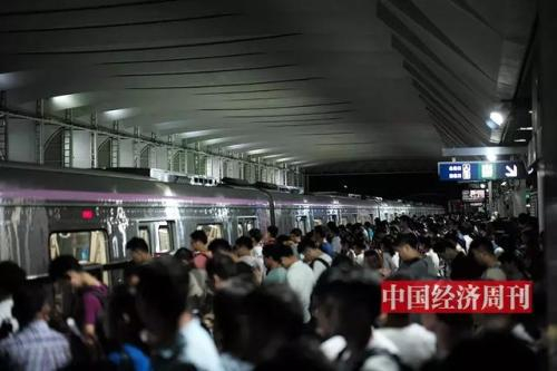  晚上10：54的西二旗昌平线（《中国经济周刊》首席摄影记者 肖翊 | 摄）