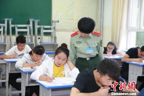 资料图：正在答题的考生们。　钟欣 摄