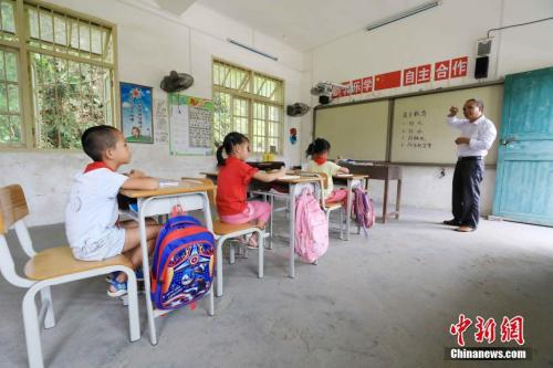  乡村教师正在上课 谭凯兴 摄