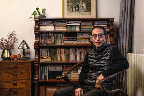 赵汀阳在书房中（@明镜周刊）