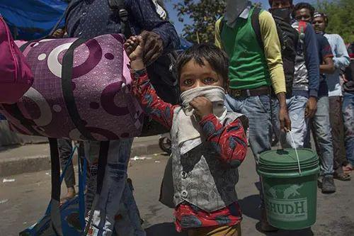 3月29日，印度新德里，人们排队等候公交车。